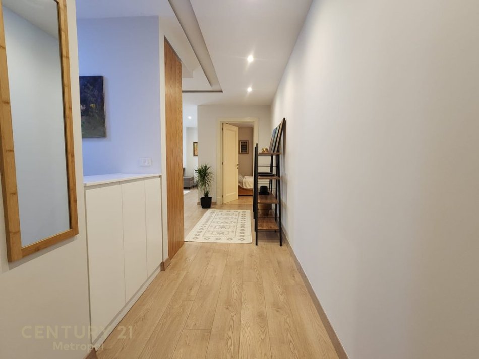 Tirane, jepet me qera apartament 3+1 Kati 3, 143 m² 900 € (Kopshti Botanik)