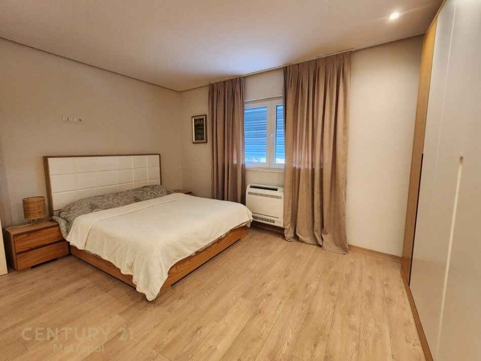 Tirane, jepet me qera apartament 3+1 Kati 3, 143 m² 900 € (Kopshti Botanik)