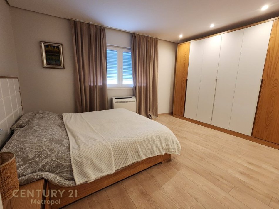 Tirane, jepet me qera apartament 3+1 Kati 3, 143 m² 900 € (Kopshti Botanik)
