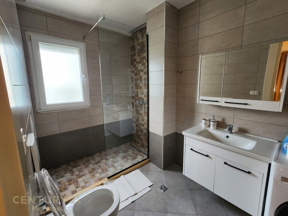 Tirane, jepet me qera apartament 3+1 Kati 3, 143 m² 900 € (Kopshti Botanik)