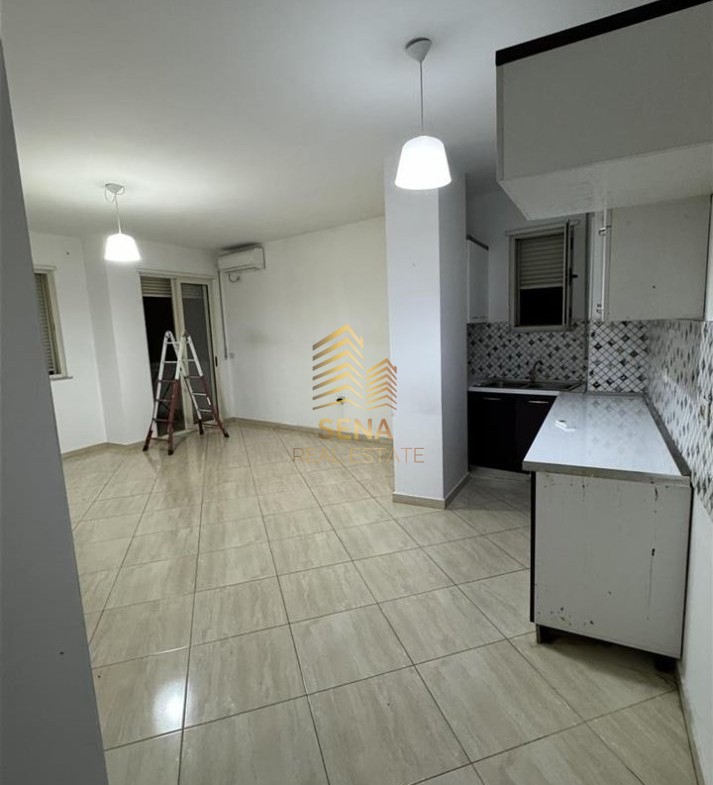 Tirane, jepet me qera ambjent biznesi Kati 2, 116 m² 800 € (Rruga Teodor Keko)