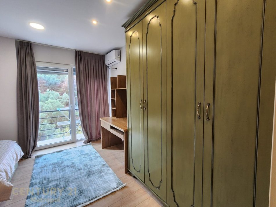 Tirane, jepet me qera apartament 3+1 Kati 3, 143 m² 900 € (Kopshti Botanik)
