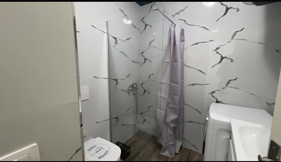 Tirane, jepet me qera apartament 1+1+Ballkon Kati 1, 60 m² 350 € (Bulevardi Migjeni)