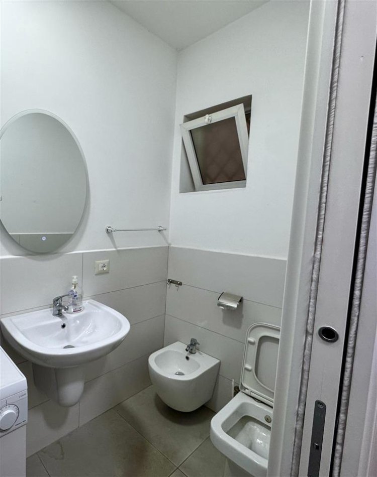 Tirane, jepet me qera apartament 1+1 Kati 5, 45 m²