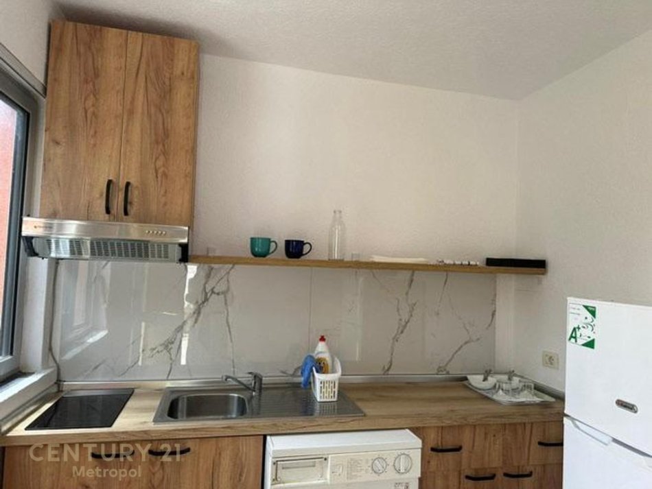 Tirane, jepet me qera apartament 1+1 Kati 1, 58 m² 280 € (Condor Center Rruga 5 Maji)