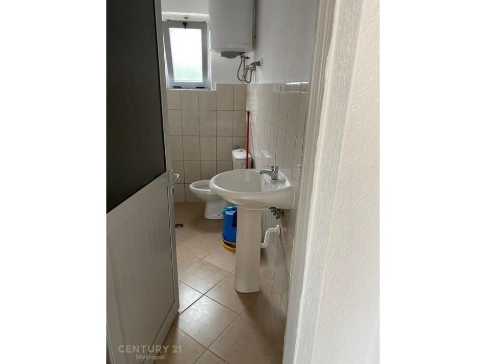 Tirane, jepet me qera apartament 1+1 Kati 1, 58 m² 280 € (Condor Center Rruga 5 Maji)