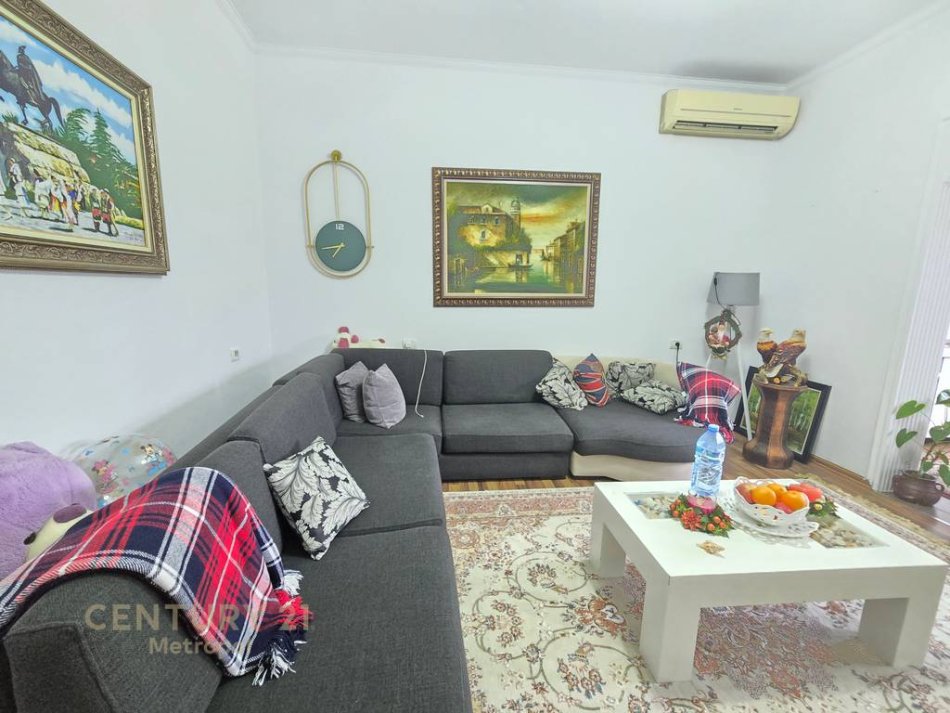 Tirane, jepet me qera apartament 2+1 Kati 1, 100 m² 500 € (Sauk)