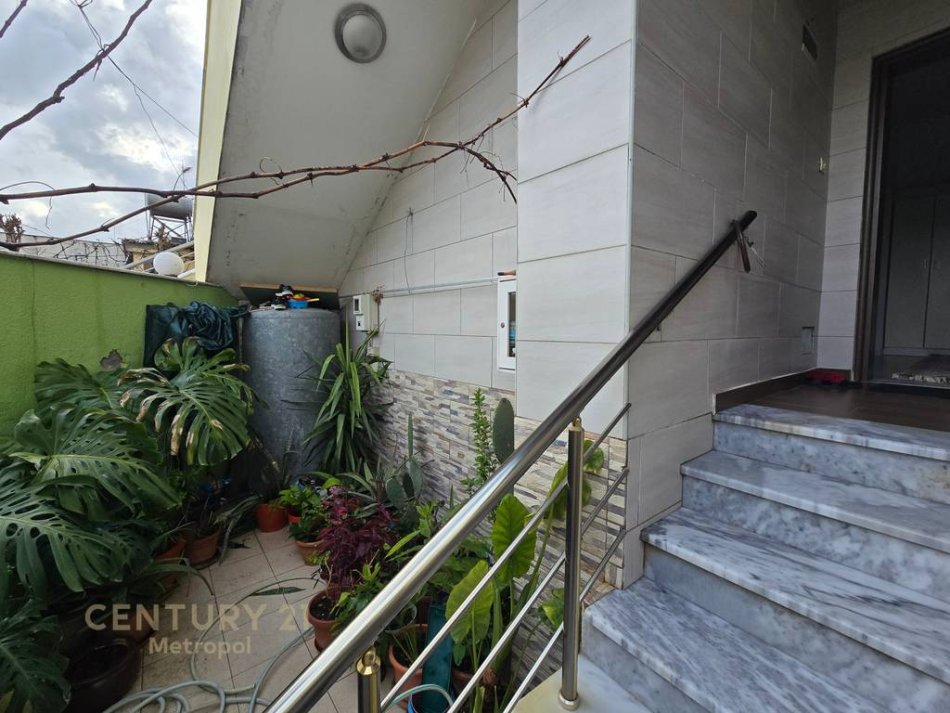 Tirane, jepet me qera apartament 2+1 Kati 1, 100 m² 500 € (Sauk)