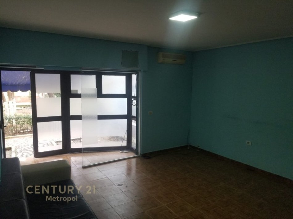 Tirane, jepet me qera Kati 0, 35 m² 70.000 € (Fusha Aviacionit)