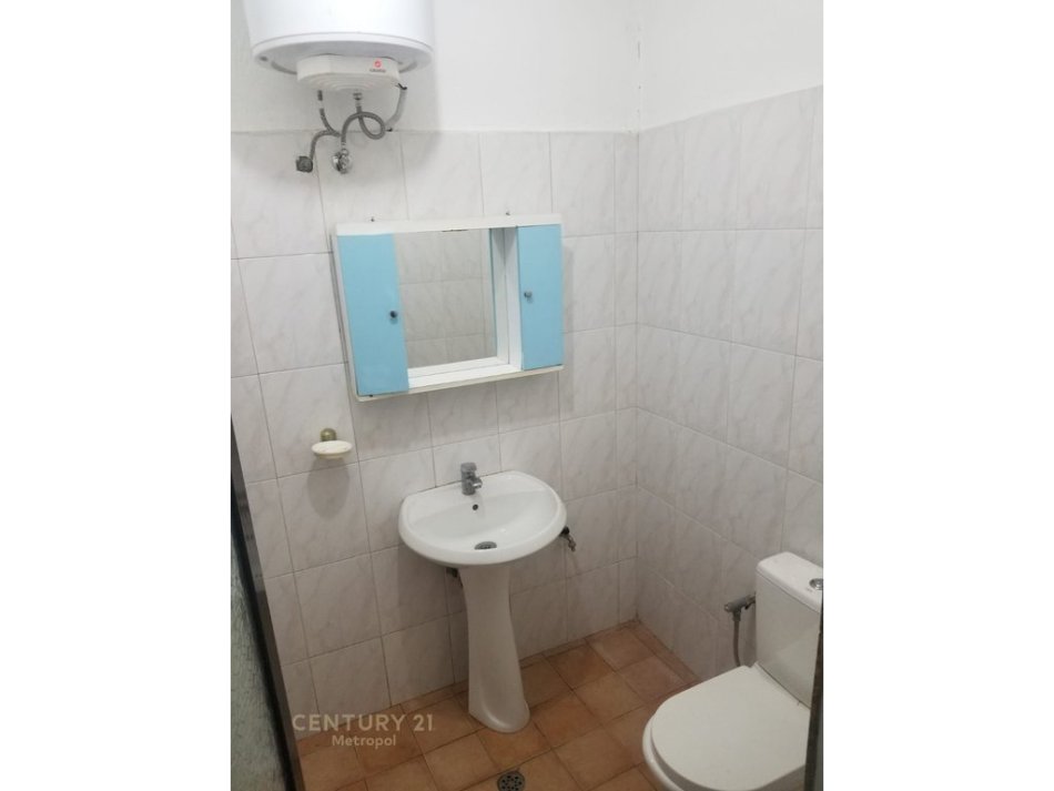 Tirane, jepet me qera Kati 0, 35 m² 70.000 € (Fusha Aviacionit)