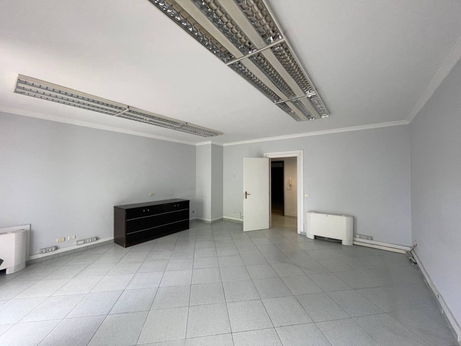 Tirane, jepet me qera , 1.200 € 