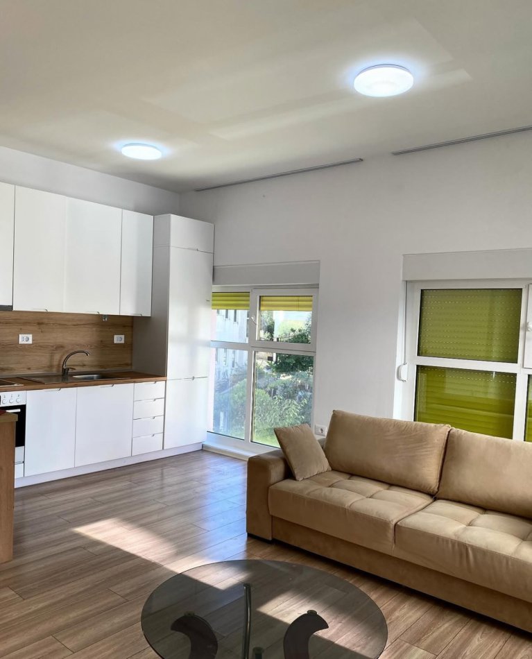 Tirane, jepet me qera apartament 2+1+Ballkon Kati 4, 68 m² 400 € (Ali Demi)