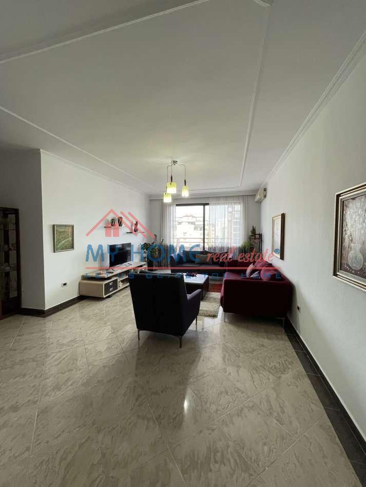 Tirane, jepet me qera apartament 2+1+Ballkon Kati 8, 