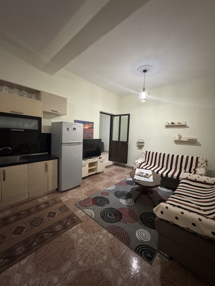 Tirane, jepet me qera apartament 1+1+Ballkon Kati 1, 100 m² 290 € (Yzberisht)