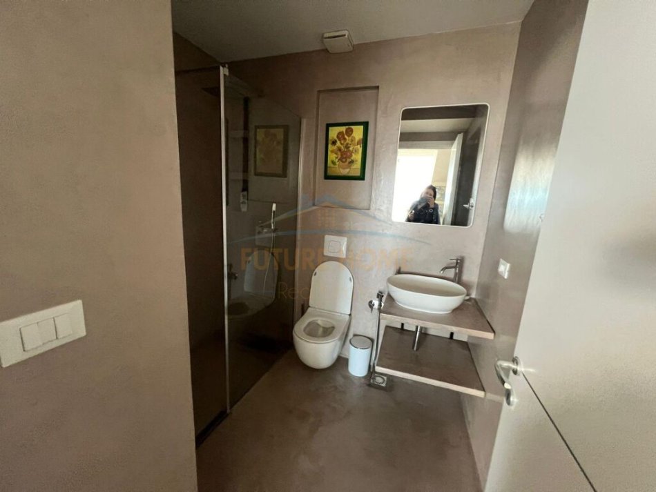 Tirane, shitet apartament 2+1+Ballkon Kati 2, 127 m² 370.000 € (Long hill Teg)