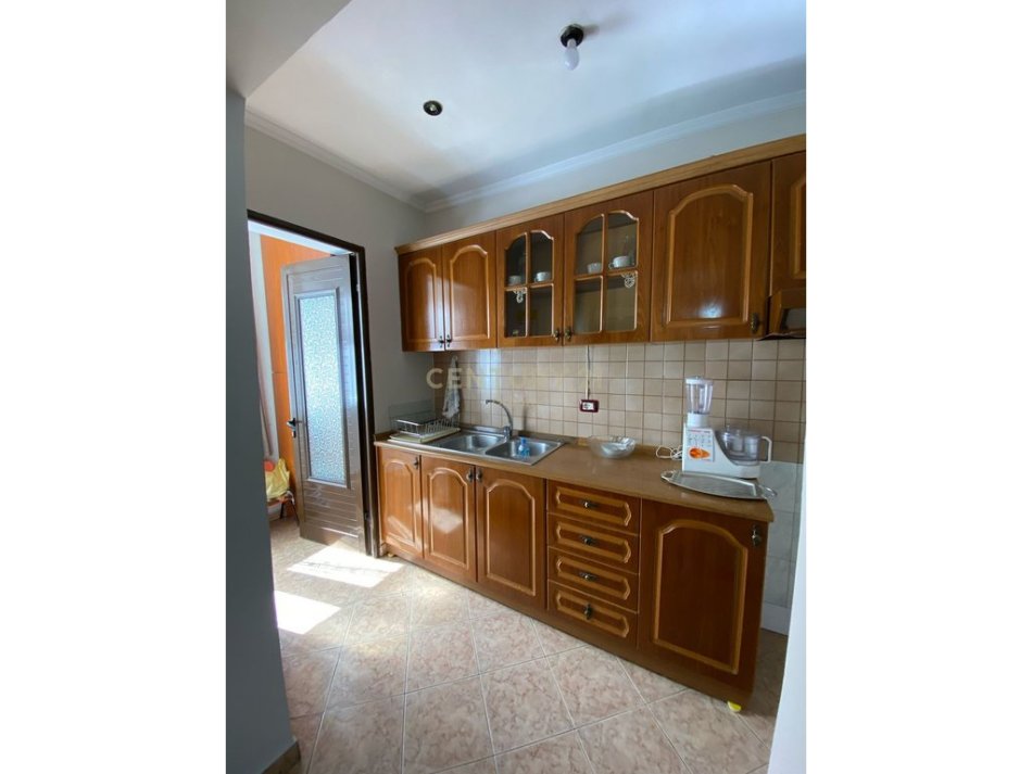 Tirane, jepet me qera apartament 2+1 Kati 4,72m2 550 €/muaj (Xhamlliku)