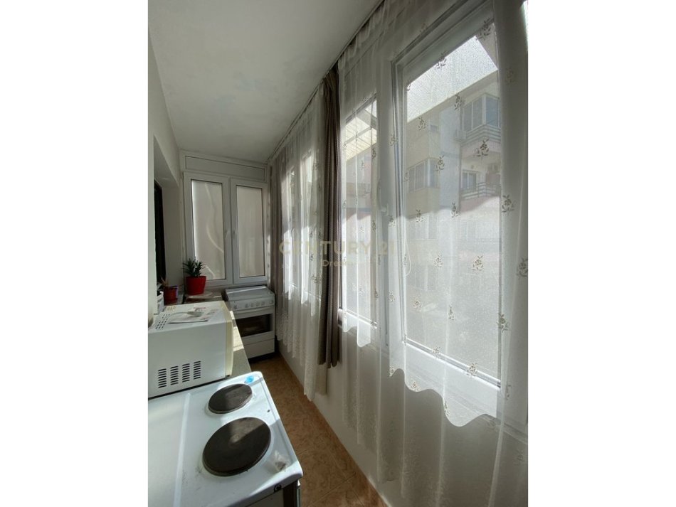 Tirane, jepet me qera apartament 2+1 Kati 4,72m2 550 €/muaj (Xhamlliku)