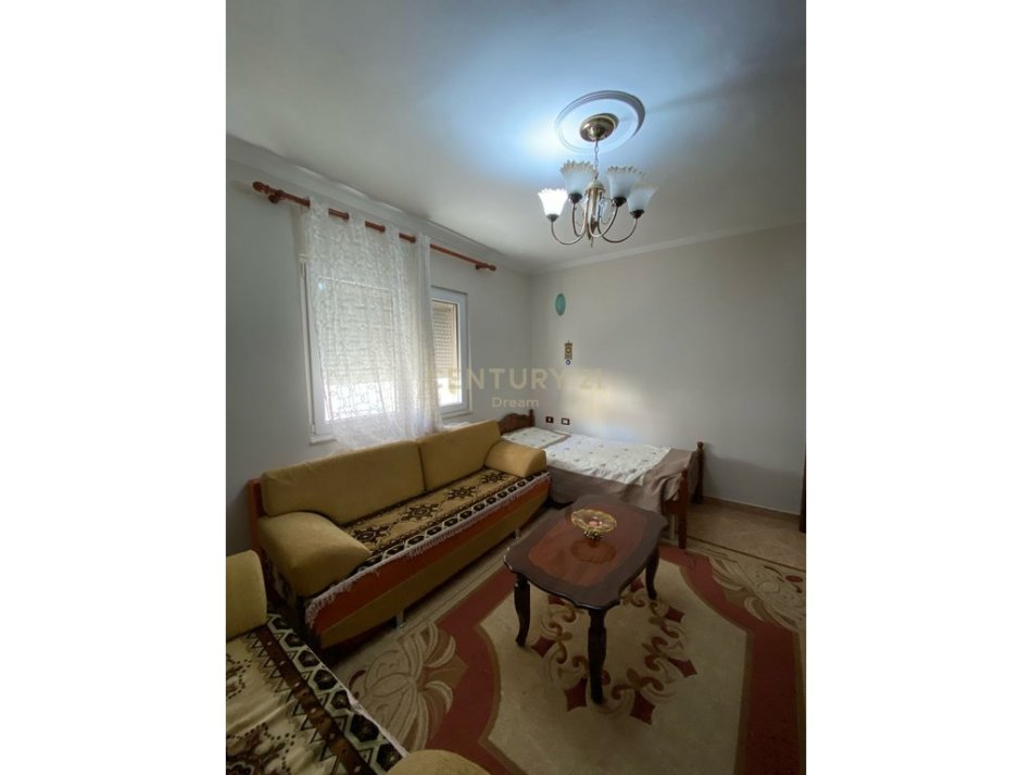 Tirane, jepet me qera apartament 2+1 Kati 4,72m2 550 €/muaj (Xhamlliku)