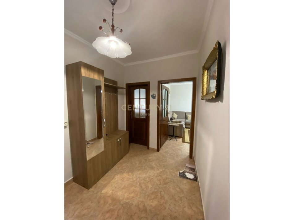 Tirane, jepet me qera apartament 2+1 Kati 4,72m2 550 €/muaj (Xhamlliku)