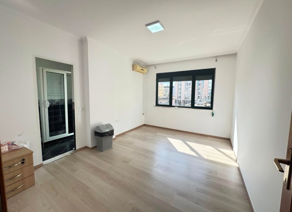 Tirane, jepet me qera zyre Kati 4, 160 m² 1.500 € (Prane LSI, Blllok)