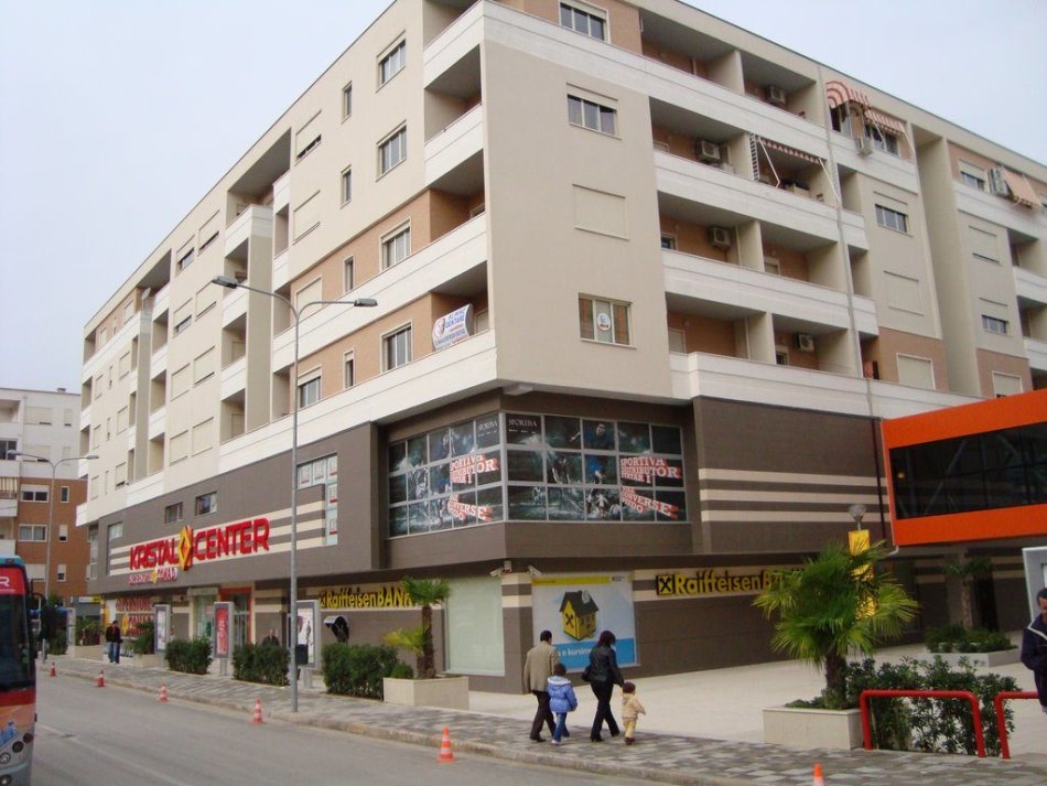 Tirane, jepet me qera ambjent biznesi Kati 2, 110 m² 600 € (Kristal Center, Komuna e Parisit)