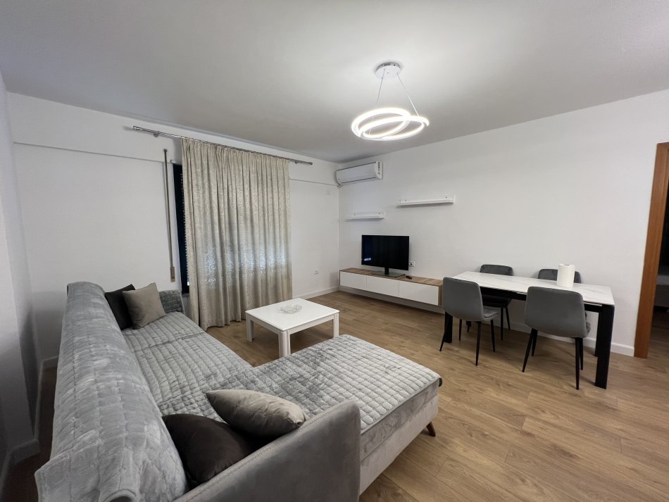 Tirane, jepet me qera apartament 2+1+Ballkon Kati 6, 100 m² 800 € (Rruga e Kavajes, Prane Delijorgjit)