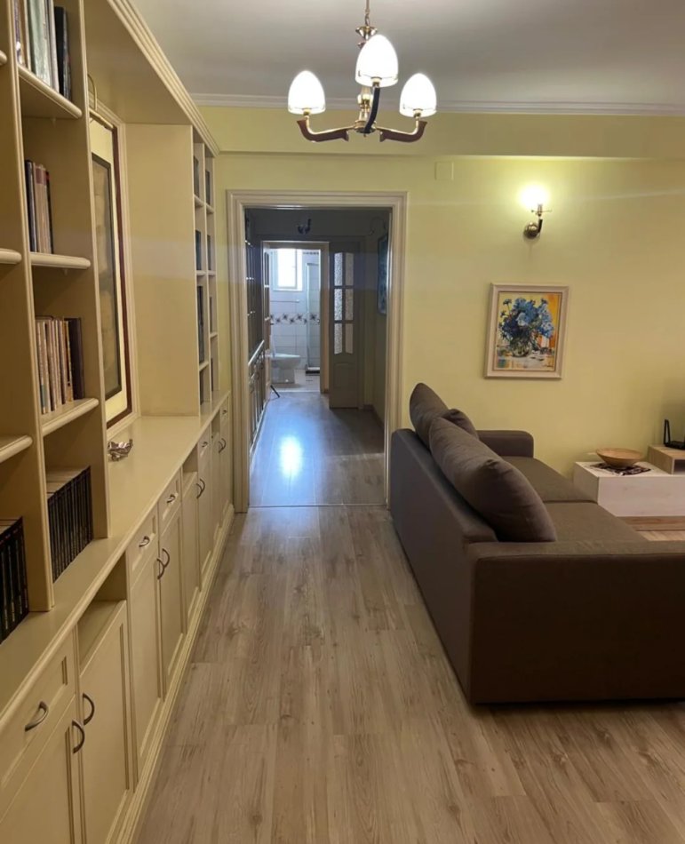 Tirane, jepet me qera apartament 2+1+Ballkon Kati 4, 136 m² 1.000 € (Perball Martenitetit Mbreteresha Geraldine, Tirane)