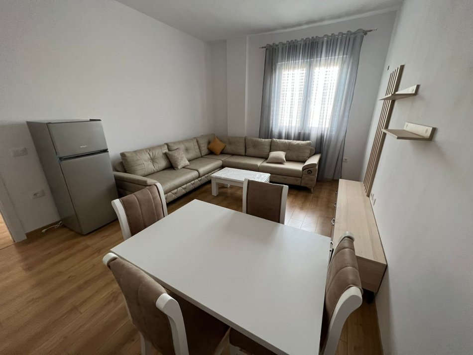 Tirane, jepet me qera apartament 2+1+Ballkon Kati 1, 90 m² 400 € (Hiresia)