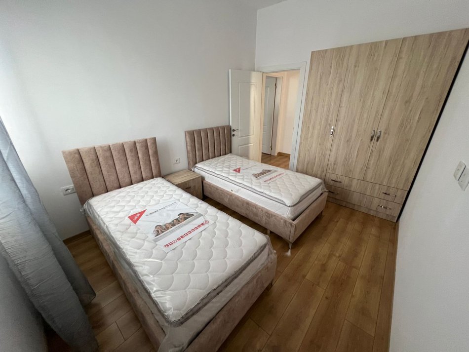 Tirane, jepet me qera apartament 2+1+Ballkon Kati 1, 90 m² 400 € (Hiresia)