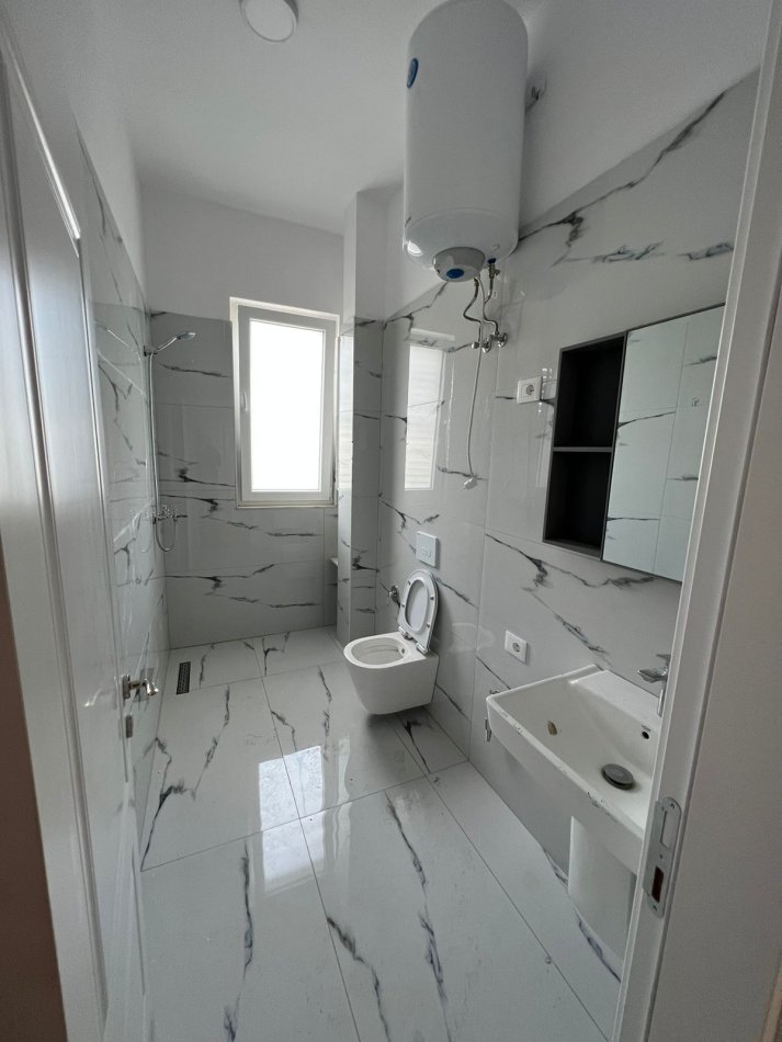 Tirane, jepet me qera apartament 2+1+Ballkon Kati 1, 90 m² 400 € (Hiresia)