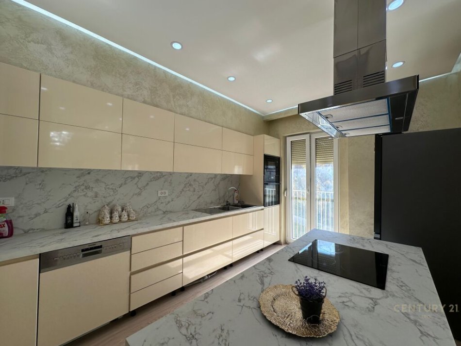 Tirane, jepet me qera apartament 2+1+Aneks+Ballkon Kati 2, 102 m² 1.200 € (Park life residence)