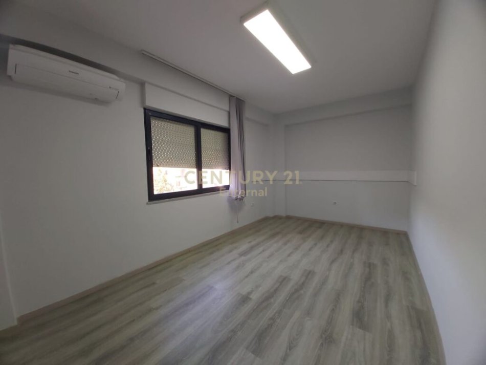Tirane, jepet me qera apartament 4+1+Aneks+Ballkon Kati 3, 133 m² 1.200 € (Blloku)