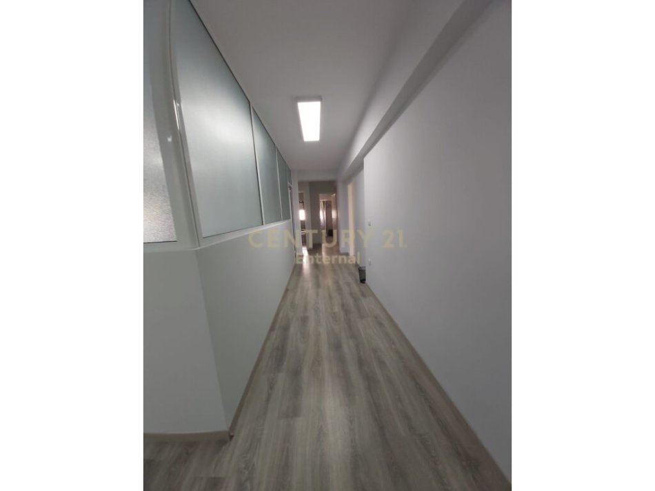 Tirane, jepet me qera apartament 4+1+Aneks+Ballkon Kati 3, 133 m² 1.200 € (Blloku)