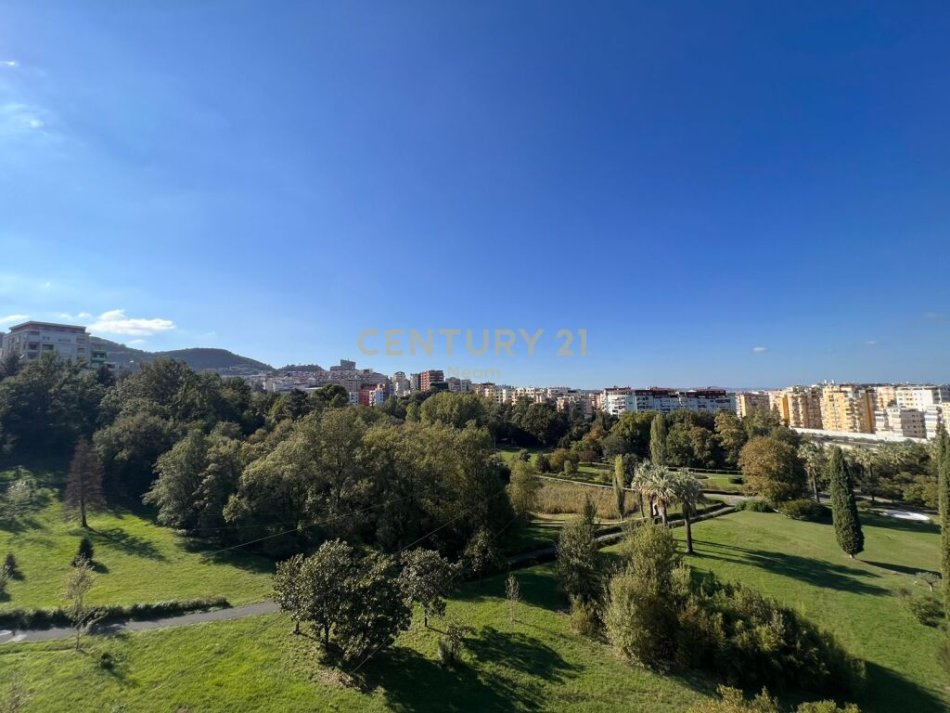 Tirane, jepet me qera apartament 3+1+Aneks+Ballkon Kati 5, 173 m² 900 € (Kopshti botanik)