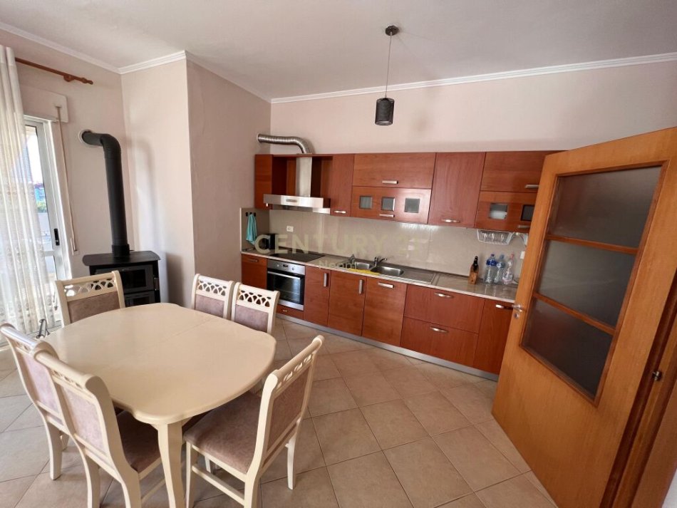 Tirane, jepet me qera apartament 3+1+Aneks+Ballkon Kati 5, 173 m² 900 € (Kopshti botanik)