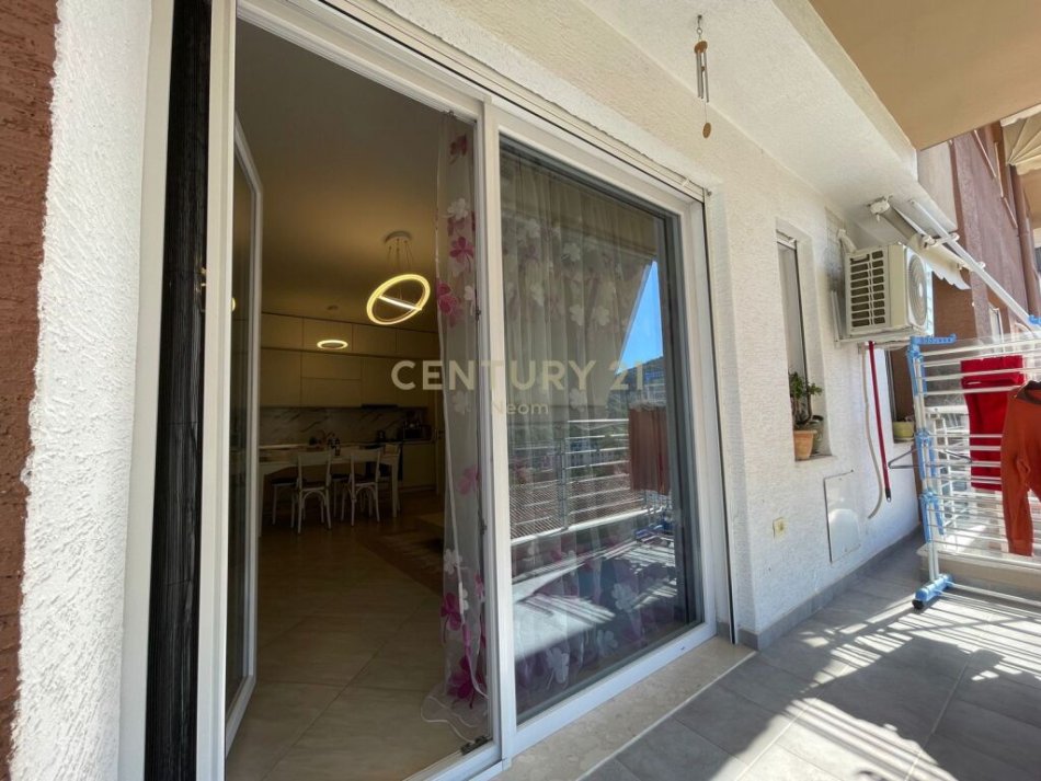Tirane, jepet me qera apartament 2+1+Aneks+Ballkon Kati 4, 115 m² 900 € (Liqeni i Thate)