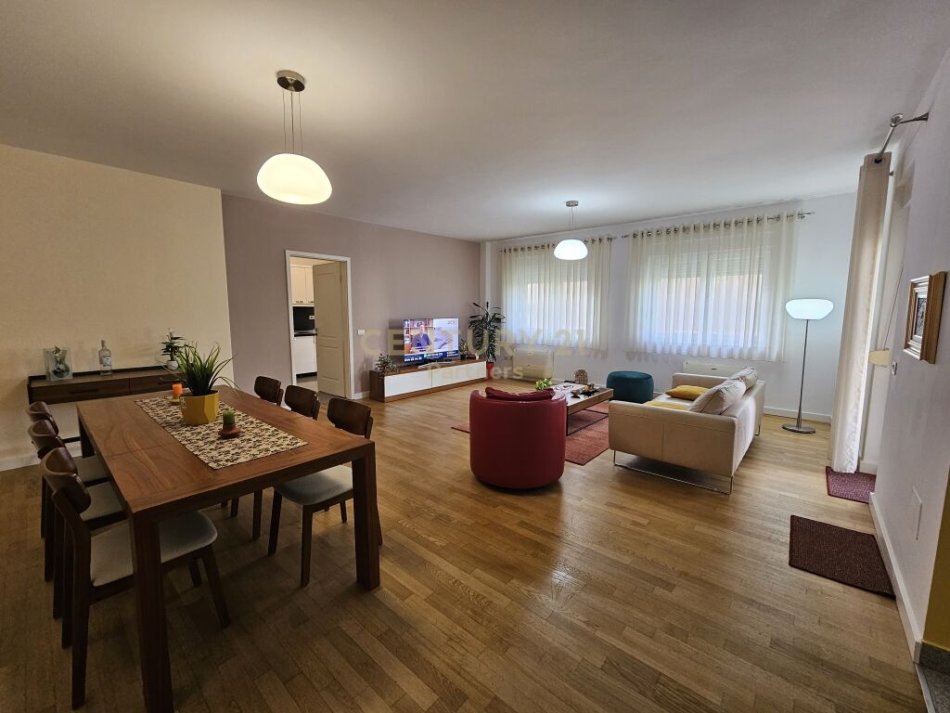 Tirane, jepet me qera apartament 3+1+Aneks+Ballkon Kati 1, 186 m² 1.600 € (Touch of the sun,Sauk i Ri)