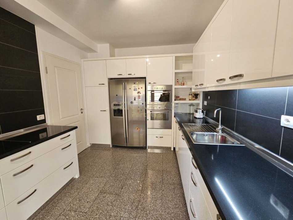 Tirane, jepet me qera apartament 3+1+Aneks+Ballkon Kati 1, 186 m² 1.600 € (Touch of the sun,Sauk i Ri)