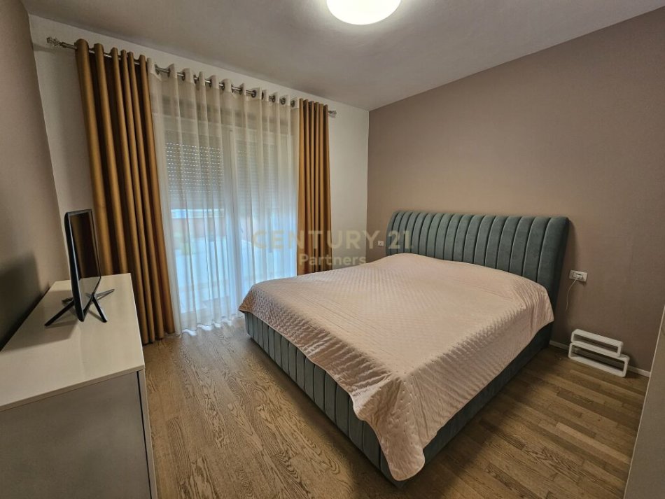 Tirane, jepet me qera apartament 3+1+Aneks+Ballkon Kati 1, 186 m² 1.600 € (Touch of the sun,Sauk i Ri)