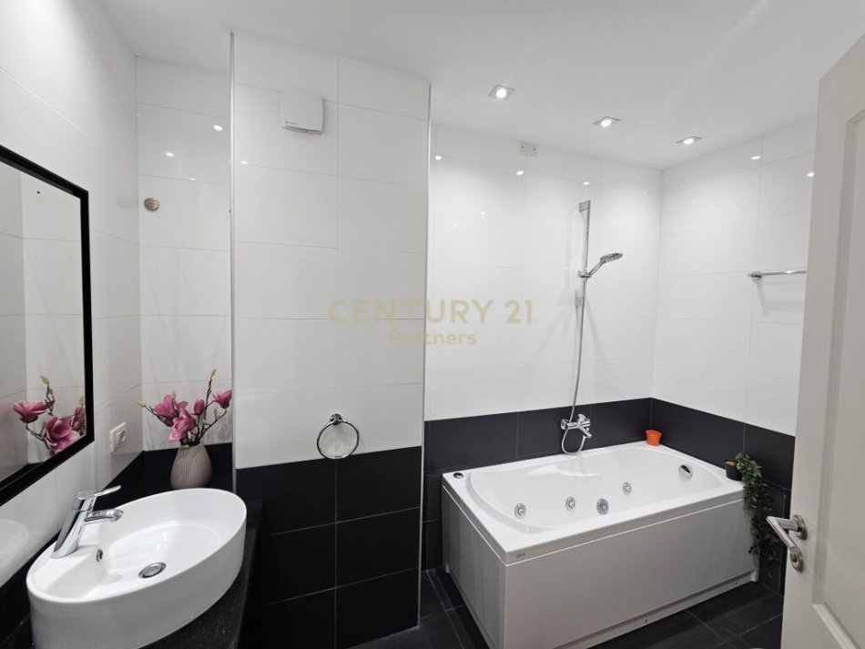 Tirane, jepet me qera apartament 3+1+Aneks+Ballkon Kati 1, 186 m² 1.600 € (Touch of the sun,Sauk i Ri)