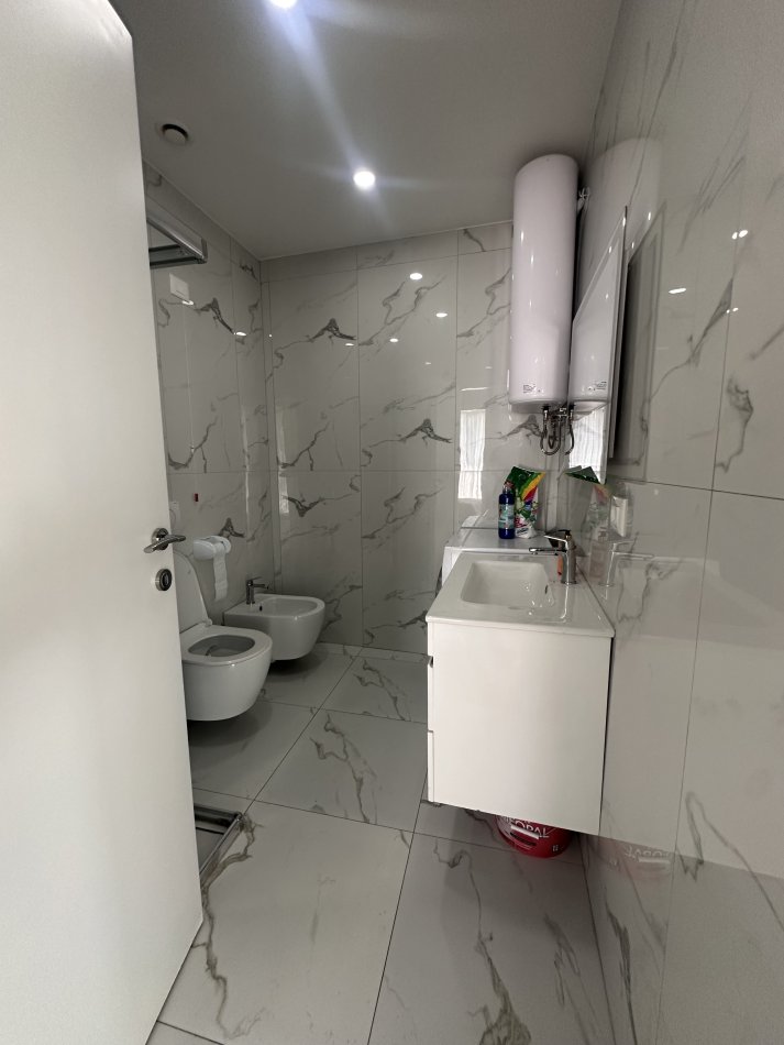 Tirane, jepet me qera apartament 1+1 Kati 4, 90 m² 1.300 € (QIRA APARTAMENT 1+1 LAKE VIEW !)