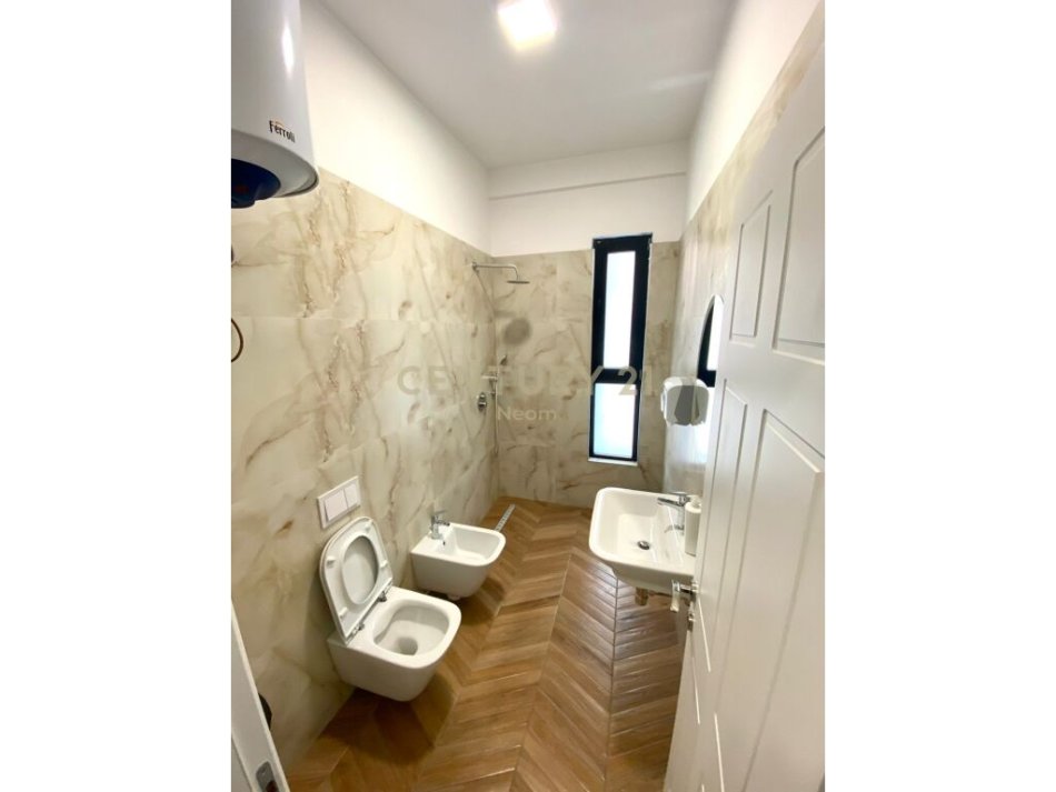 Tirane, jepet me qera zyre Kati 4, 133 m² 1.000 € (Square21)