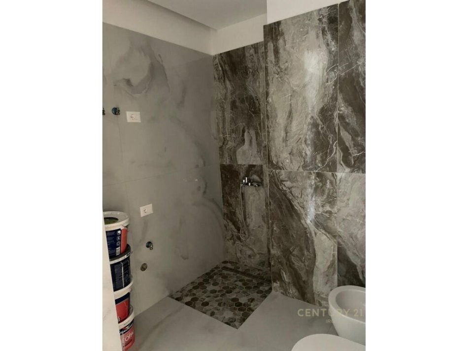 Tirane, jepet me qera zyre Kati 17, 160 m² 2.100 € (Rruga e kavajes)