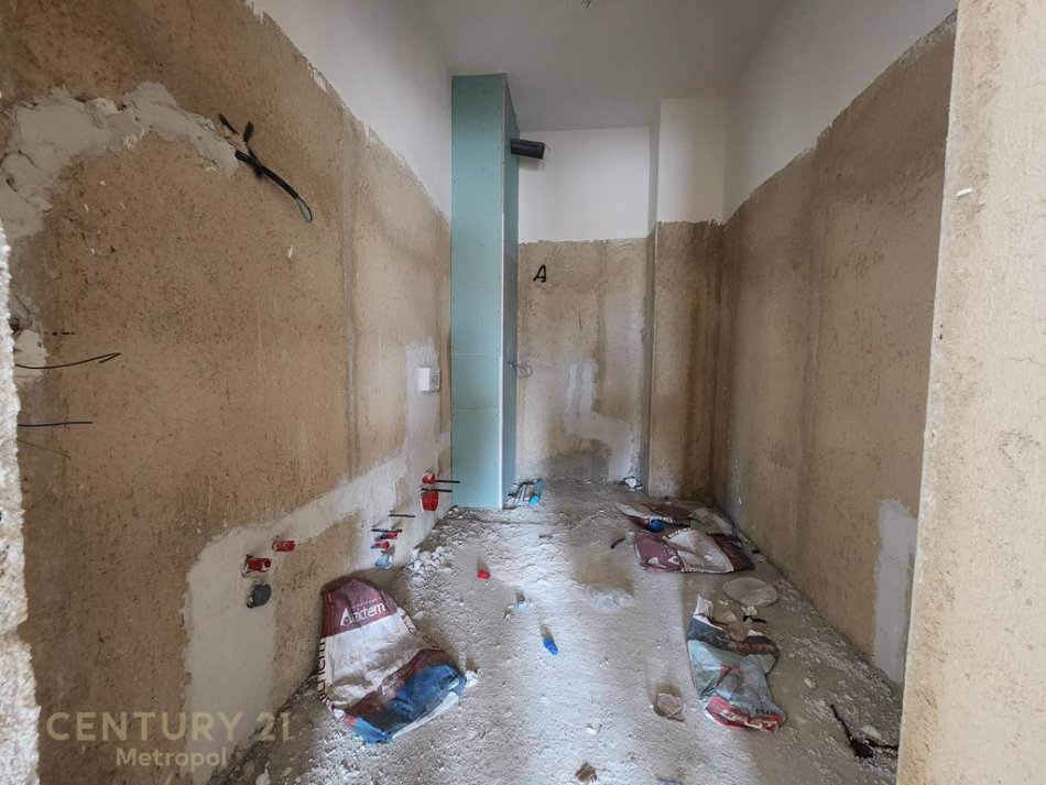 Tirane, shitet apartament 2+1 Kati 3, 131 m² 197.000 € (Laprak)