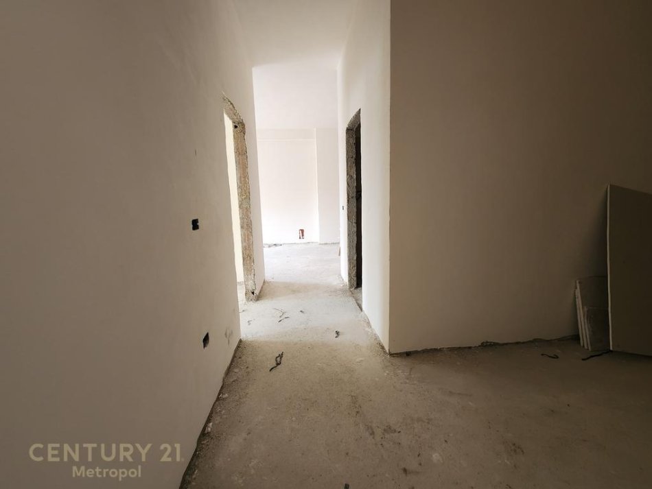 Tirane, shitet apartament 2+1 Kati 3, 131 m² 197.000 € (Laprak)
