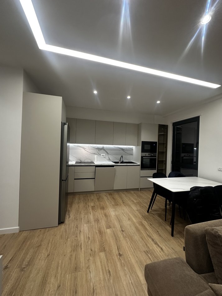 Tirane, jap me qera apartament 2+1+Ballkon Kati 4, 105 m² 700 € (Rruga Xhanfize Keko)