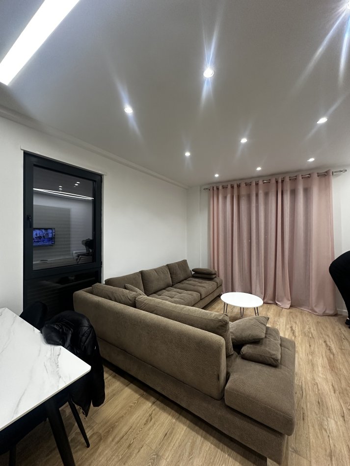 Tirane, jap me qera apartament 2+1+Ballkon Kati 4, 105 m² 700 € (Rruga Xhanfize Keko)