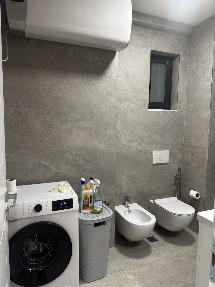 Tirane, jap me qera apartament 2+1+Ballkon Kati 4, 105 m² 700 € (Rruga Xhanfize Keko)