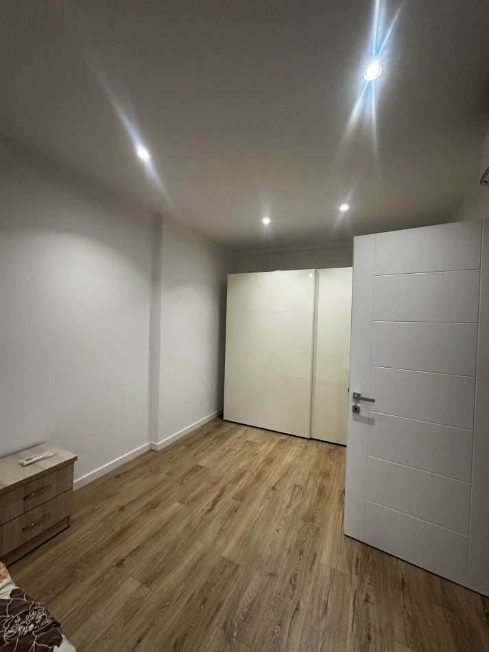 Tirane, jap me qera apartament 2+1+Ballkon Kati 4, 105 m² 700 € (Rruga Xhanfize Keko)