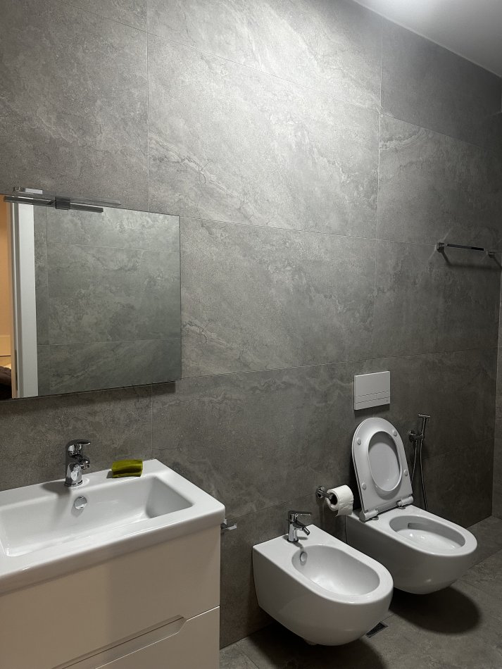 Tirane, jap me qera apartament 2+1+Ballkon Kati 4, 105 m² 700 € (Rruga Xhanfize Keko)